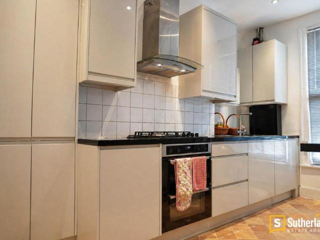 Flat for sale in Shepherd's Bush, Greater London