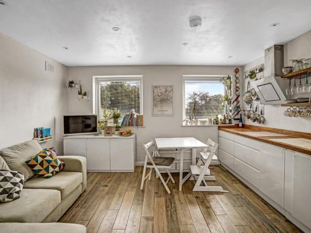 Flat for sale in Nunhead, Greater London