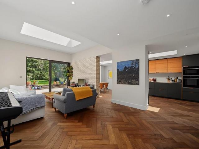 Flat for sale in Brownswood Park, Stoke Newington