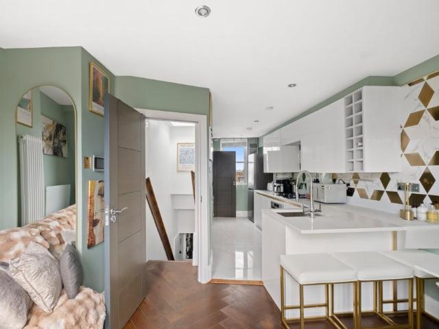 Flat for sale in Fulham, Greater London