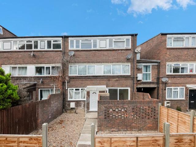 Flat for sale in London Borough of Ealing, Greater London