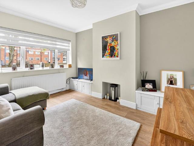 Flat for sale in Chingford, Greater London