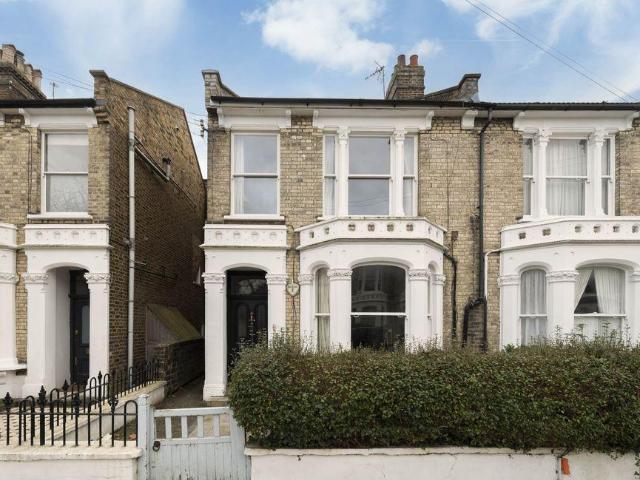 Flat for sale in Shepherd's Bush, Greater London