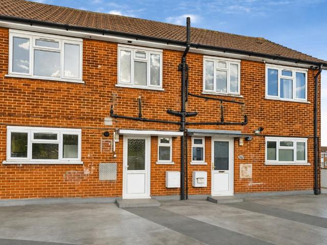 Flat for sale in Chigwell, Grange Hill