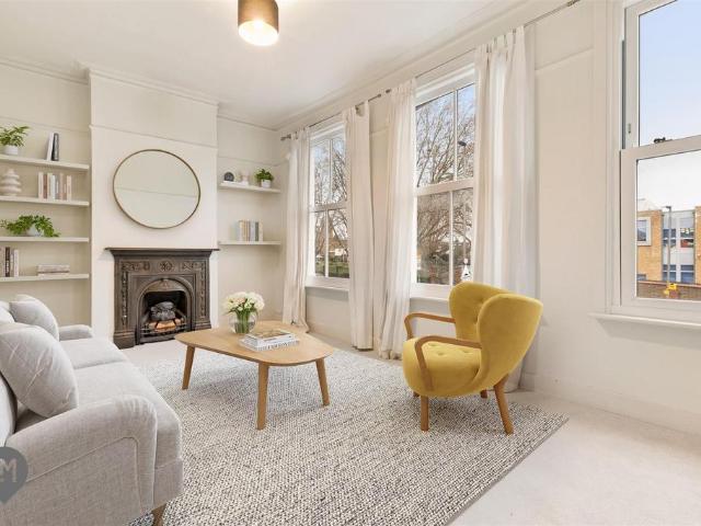 Flat for sale in Southfields, Greater London