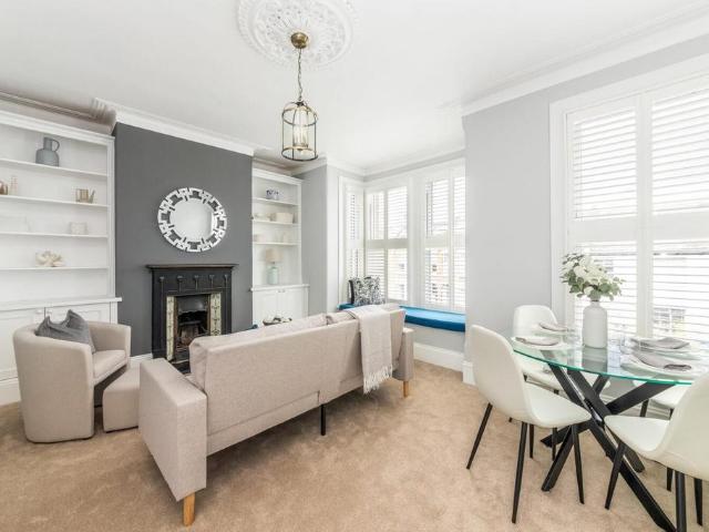 Flat for sale in East Dulwich, Greater London