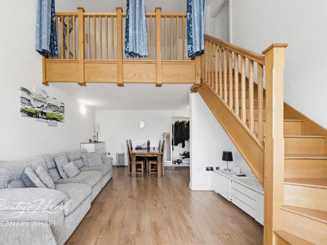 Flat for sale in Isle Of Dogs, Greater London