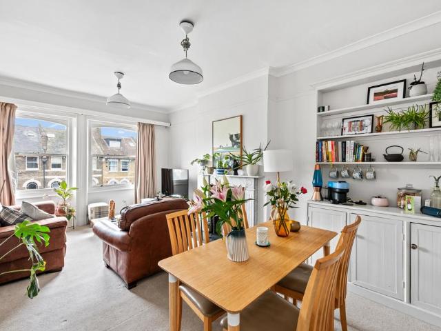 Flat for sale in Kentish Town, Greater London