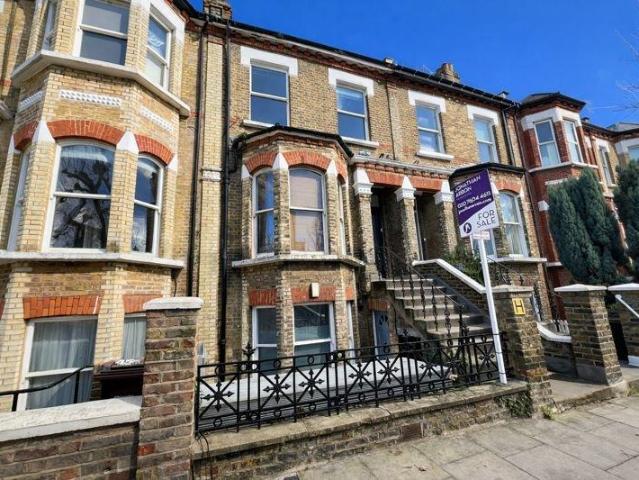 Flat for sale in Kilburn, Greater London
