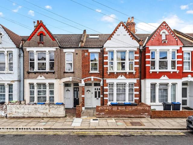 Flat for sale in London Borough of Merton, Mitcham