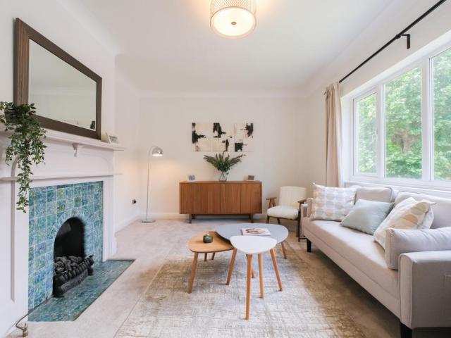 Flat for sale in Brondesbury, Greater London