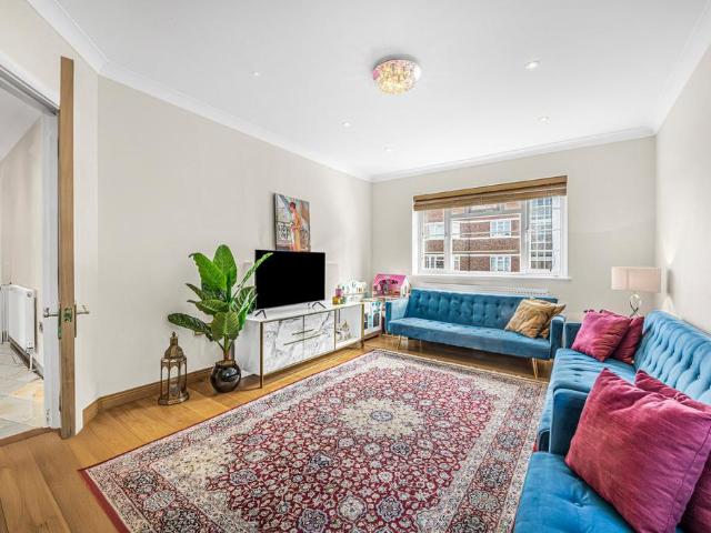 Flat for sale in North Sheen, Greater London