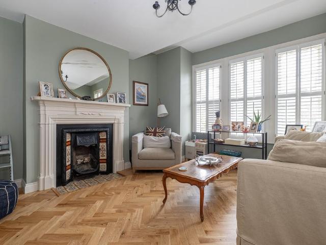 Flat for sale in Streatham Hill, Greater London