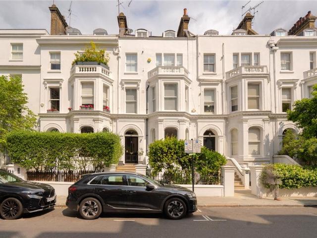 Flat for sale in Kensington, Greater London