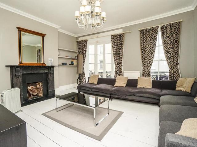 Flat for sale in Bohemia, Guestling Green