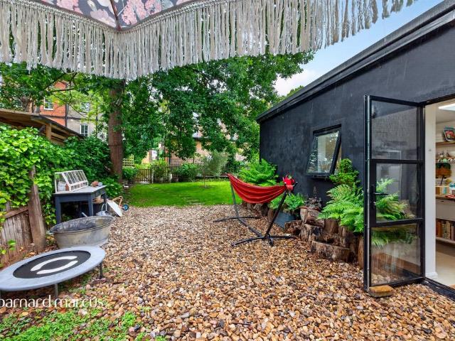 Flat for sale in London Borough of Lewisham, Forest Hill