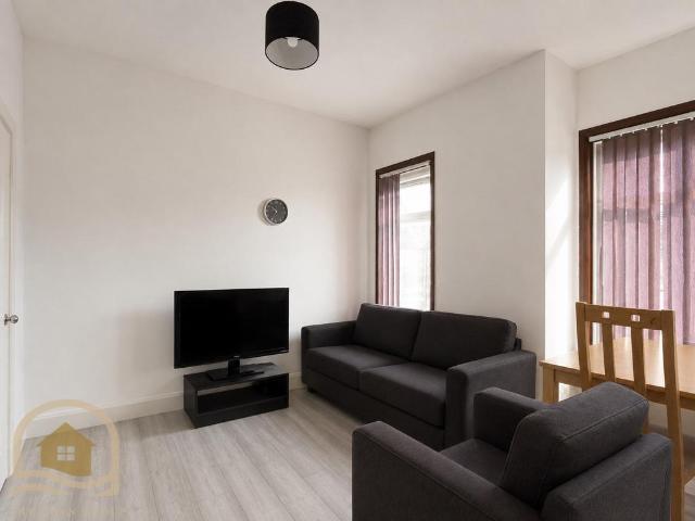 Flat for sale in London Borough of Ealing, Greater London