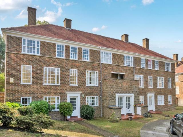 Flat for sale in Dulwich, Greater London
