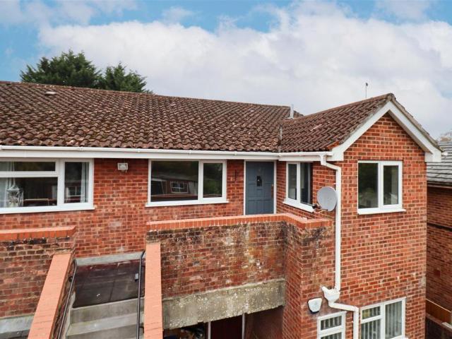 Flat for sale in Hart, Hampshire
