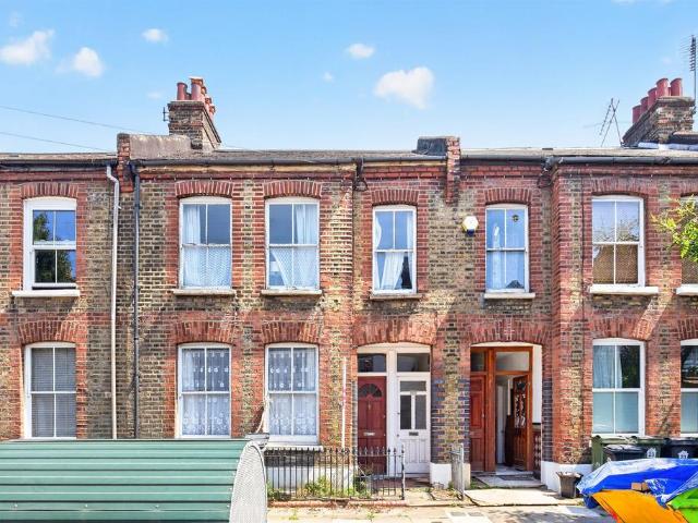 Flat for sale in Vauxhall, Greater London