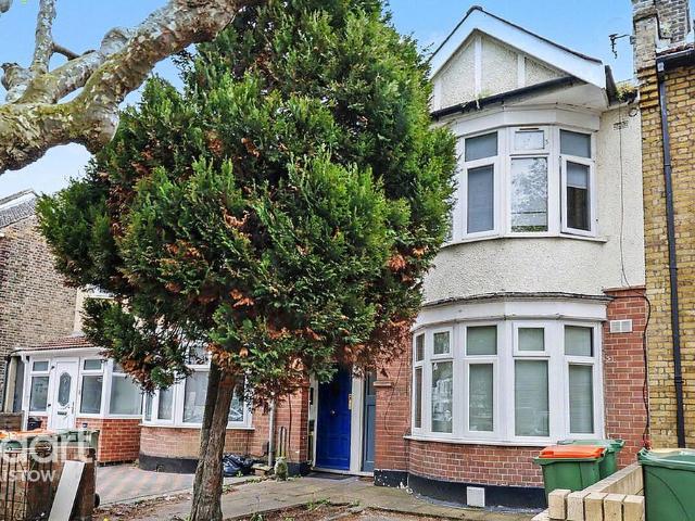 Flat for sale in Plaistow, Greater London