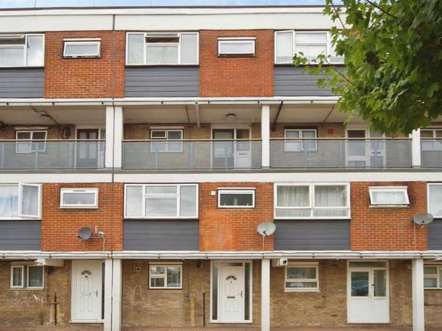Flat for sale in South Hornchurch, Greater London