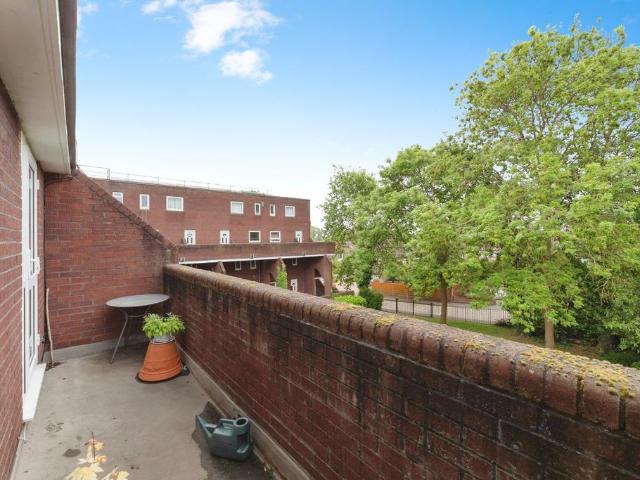 Flat for sale in Woodford, Greater London