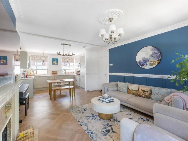 Flat for sale in Clapham, Greater London