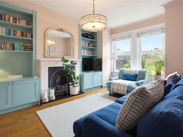 Flat for sale in Earlsfield, Greater London