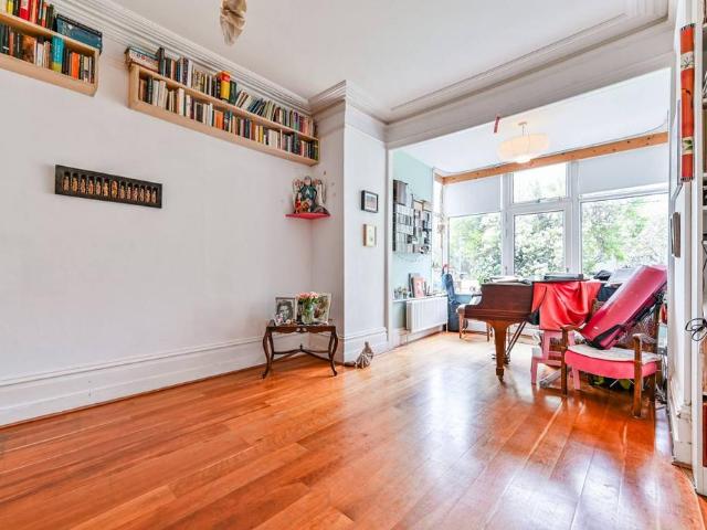 Flat for sale in Stamford Hill, Greater London