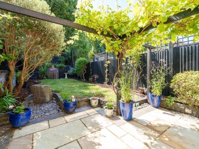 Flat for sale in Shepherd's Bush, Greater London