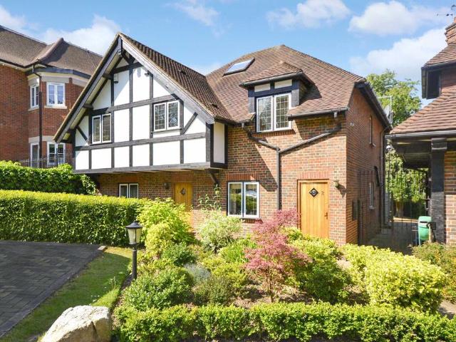 Flat for sale in Cockfosters, Greater London