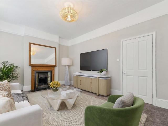 Flat for sale in London Borough of Ealing, Greater London
