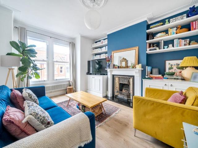 Flat for sale in Furzedown, Greater London