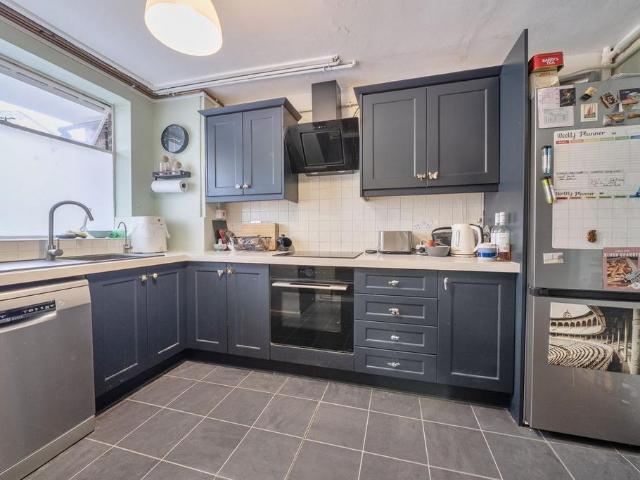 Flat for sale in Oval, Greater London