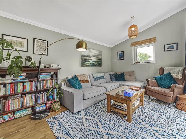 Flat for sale in Stockwell, Greater London