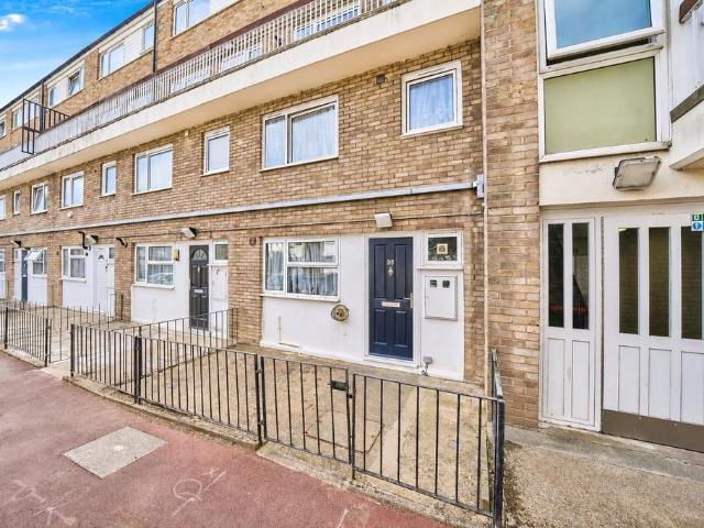 Flat for sale in Maryland, Greater London