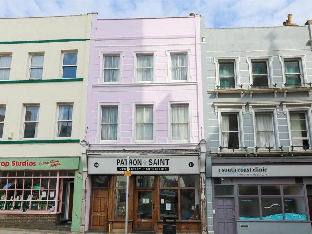 Flat for sale in Bohemia, Guestling Green