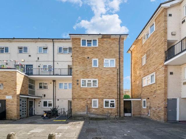 Flat for sale in London Borough of Ealing, Greater London