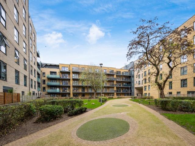 Flat for sale in London Borough of Ealing, Cat Hill