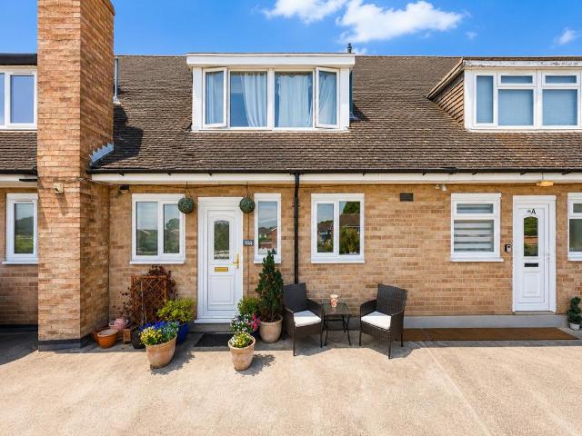 Flat for sale in How Wood, Five Acres