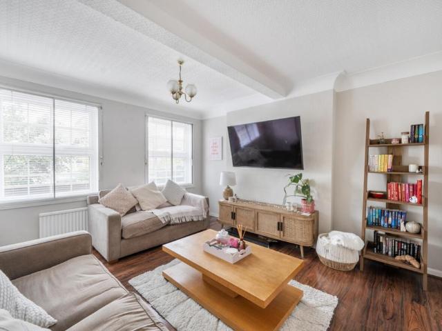 Flat for sale in Worcester Park, Greater London