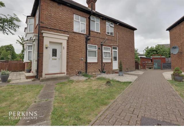 Flat for sale in London Borough of Ealing, Greenford