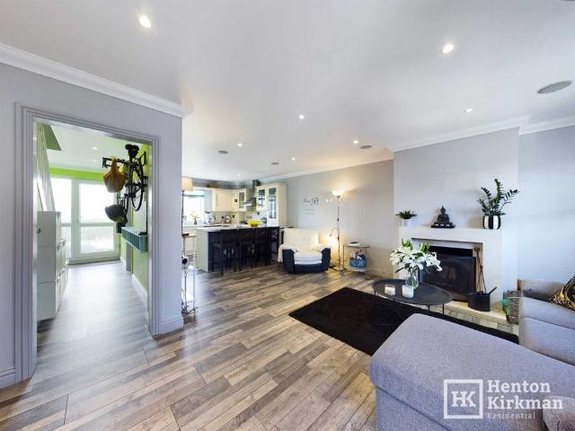 Flat for sale in Queens Park, Billericay