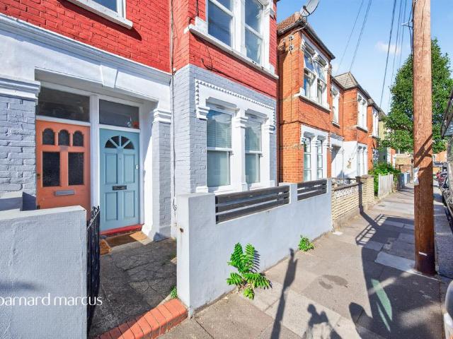 Flat for sale in Furzedown, Greater London