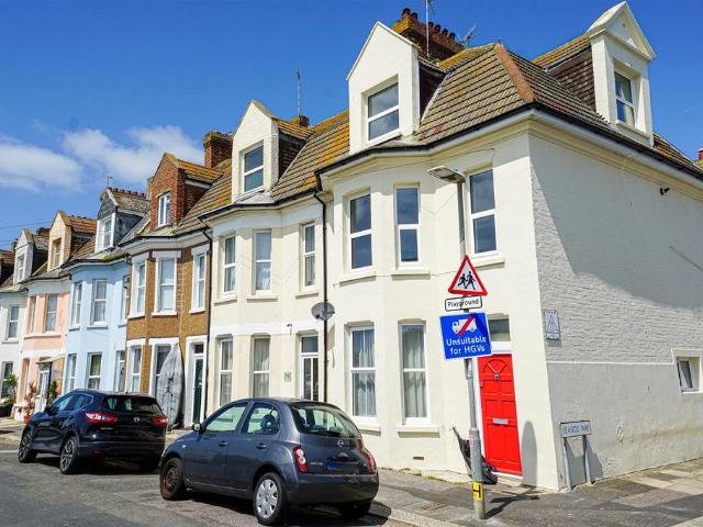Flat for sale in West Marina, Guestling Green
