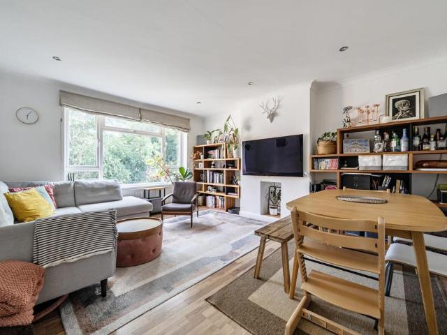 Flat for sale in Woodside Park, Greater London