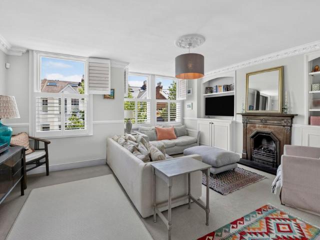 Flat for sale in Mortlake, Greater London