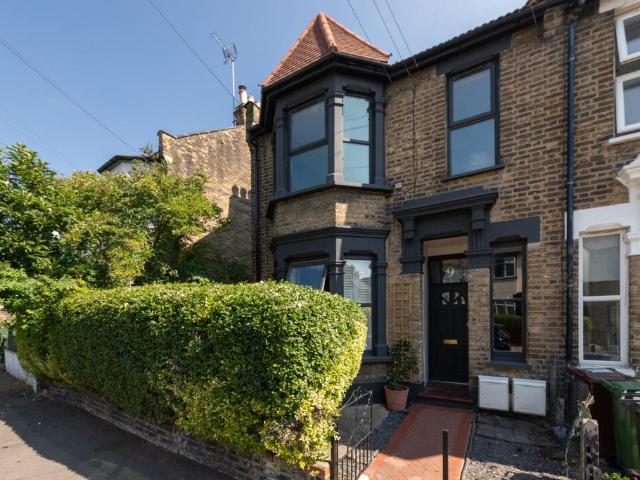 Flat for sale in Leytonstone, Greater London