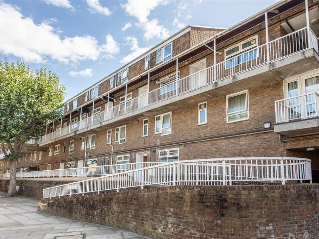 Flat for sale in Limehouse, Greater London